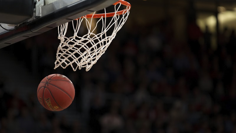 篮球赛事直播画面 - NBA赛场球员投篮瞬间特写